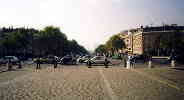 Vue sur l'Ave. de la Grande Arme  partir de la face ouest de l'Arc de Triomphe. Apercus au loin de la Grande Arche de la Dfense. (09/10/1999)