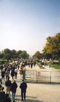 Jardin des Tuileries.  l'ouest du Muse du Louvre. Au loin Place de la Concorde, l'Arc de Triomphe.(09/10/1999)