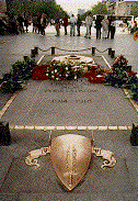 La Tombe du Soldat Inconnu. Au centre de l'Arc de Triomphe.